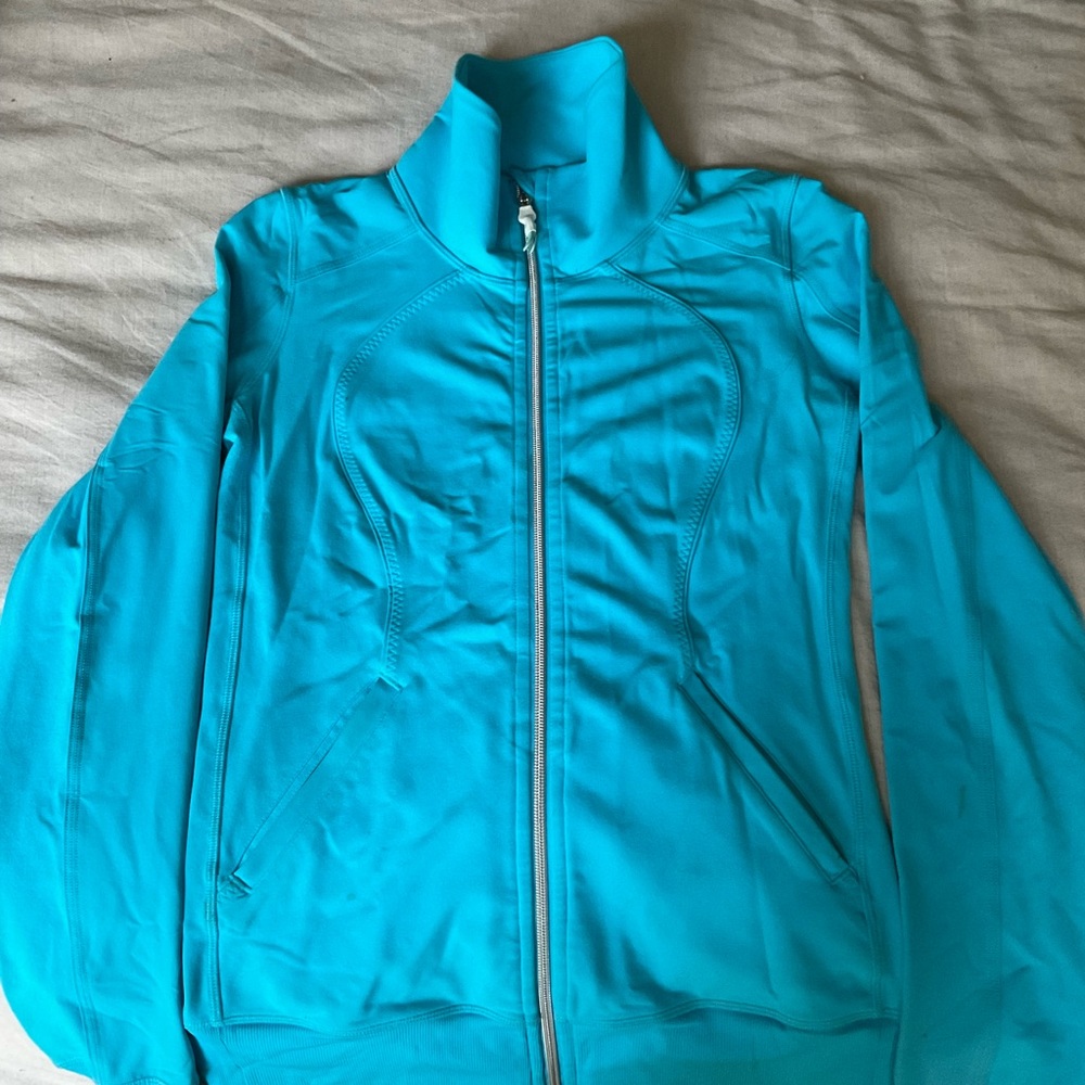 Lululemon zip jacket  (lower to hug at hips; zips up neck) SS 6 Gently worn